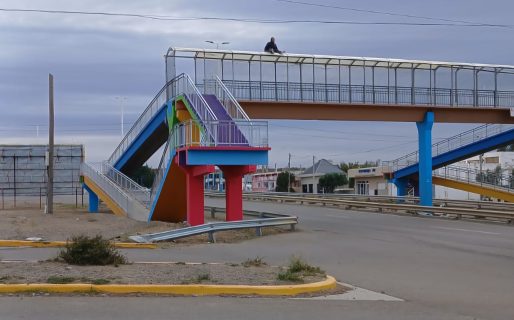 Alerta en zona norte: Un hombre se trepó al puente de 3, pide trabajo y comida 