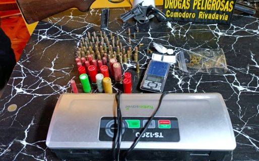 Allanamientos por narcomenudeo: La Policía secuestró dosis de cocaína fraccionadas, armas y municiones 