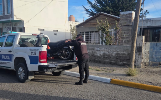 Sin papeles y con pedido de secuestro: lo pararon en un control y se quedó sin moto