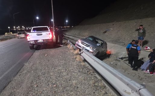 Vehículo termina en canal de desagüe y hay una mujer lesionada