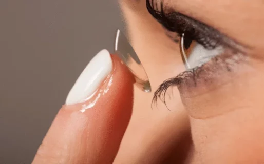 La ANMAT prohibió una marca de lentes de contacto y una solución para su limpieza