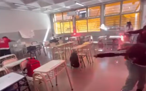Escándalo en una escuela: alumnos armaron una “guerra” de bengalas dentro del aula