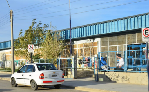 Una madre llegó a la Escuela para reclamar las notas de su hija y terminó agrediendo a docentes y a un menor