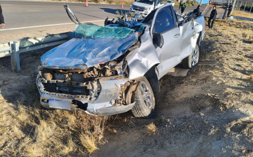Perdió el control de su auto, chocó contra el guardarraíl y volcó en Ruta 3: terminó en el hospital