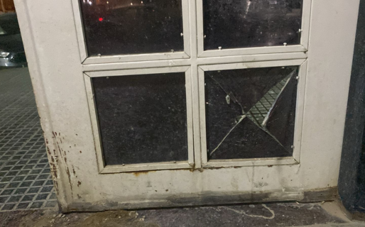 Borracho y sin remera: un hombre apedreó una Comisaría y terminó tras las rejas