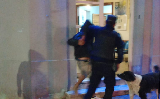 Un hombre persiguió a un delincuente tras sufrir un robo en su vehículo