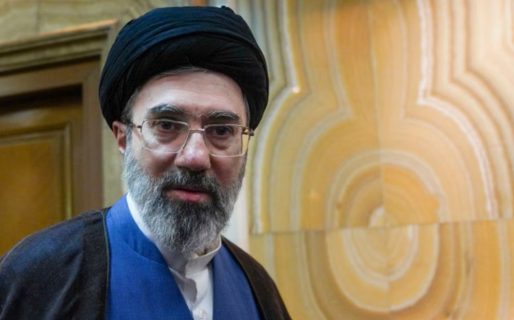 El nuevo líder supremo de Irán nombró a un acusado por el atentado a la AMIA como su asesor militar