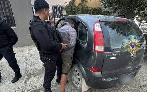 Dos hombres detenidos tras ser detectados usando inhibidores en autos