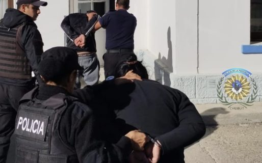 Robaron en una farmacia y supermercados: los atraparon con un bolso lleno de mercadería
