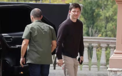 <strong>Adorni denunció un complot interno y Santiago Caputo teme que le quiten el control de la SIDE y ARCA</strong>