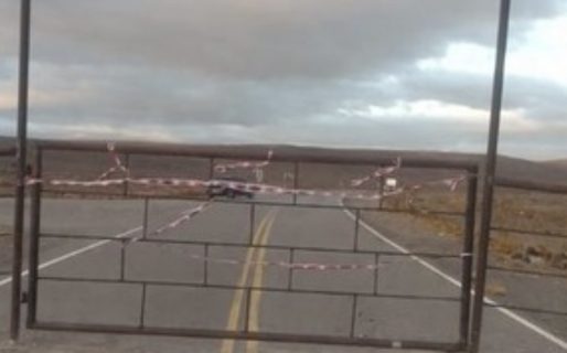<strong>Insólito: la dueña de un campo en Chubut cortó una ruta provincial con una tranquera de metal</strong>
