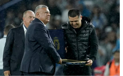 Silbidos para Chiqui Tapia en la Bombonera cuando le dio a Riquelme una plaqueta