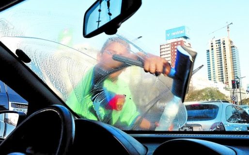 Multas y trabajo comunitario: las sanciones previstas para limpiavidrios