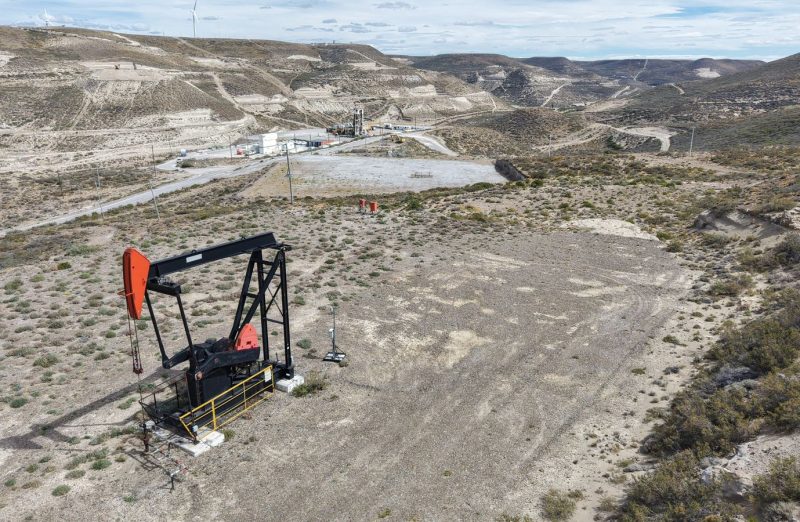 El petróleo sube 10% y llega a los 80 dólares: estiman que el barril podría alcanzar los 100