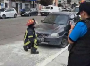 Un vehículo se incendió mientras estaba estacionado en el centro de Comodoro