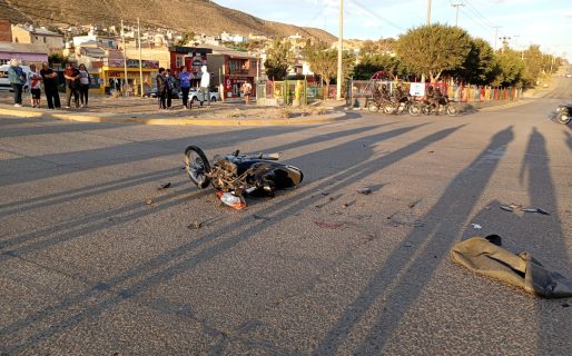 Un motociclista sufrió golpes en su cabeza y una fractura en la pierna tras ser atropellado en la avenida Rivadavia