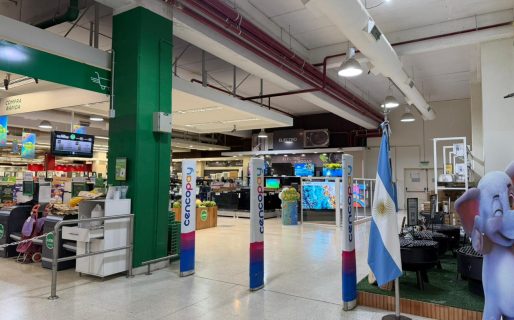 Denuncian a Jumbo por arruinar la ropa de un cliente y «lavarse las manos»