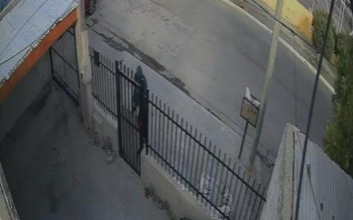 Quedó grabado mientras intentaba abrir el portón de una vivienda del barrio Moure