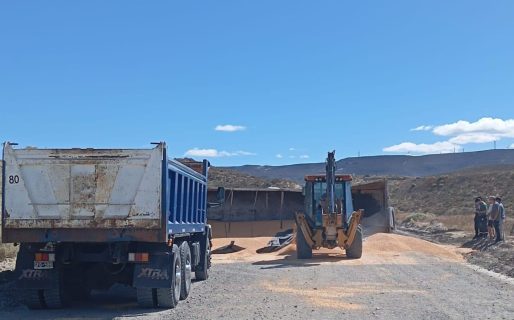 <strong>Se le desprendió el acoplado al camión y terminó volcado en plena bajada</strong>