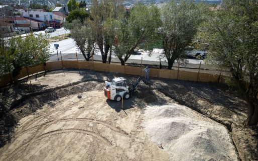 Con la reconstrucción de la vereda y el replanteo del terreno avanza la remodelación de la Plaza Integradora Andalucía