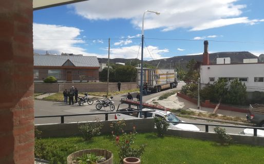 Un camionero se llevó puesto unos cables y terminó derribando cuatro postes en Km 3