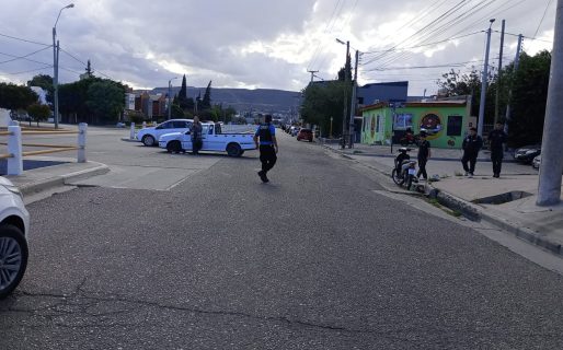 Sin heridos tras colisión entre un auto y una moto en Av. Roca