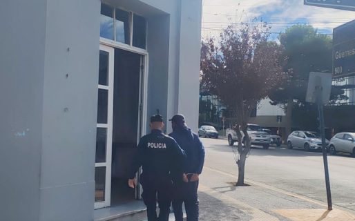 Caminaba por una plaza del centro y fue detenido por tener pedido de captura