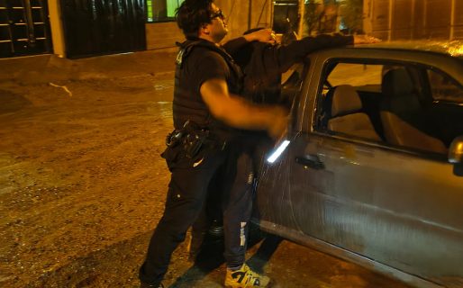 Rompió el vidrio de un auto y lo atraparon mientras revisaba la guantera