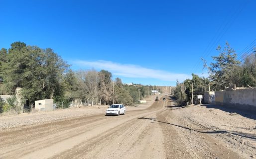 Avanza el plan de mantenimiento vial en calles y caminos de acceso a los barrios de la ciudad