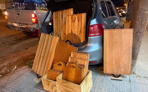 Por la baja de ventas, un carpintero dejó de hacer armarios para fabricar tablas y evitar despedir a su único empleado