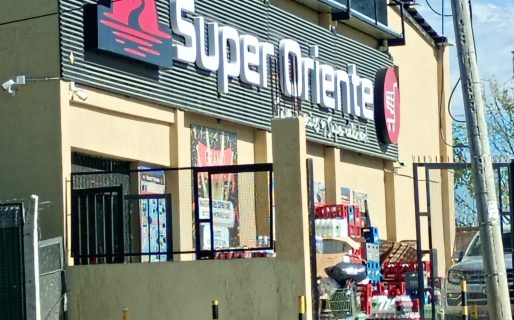 Denuncian que dejan productos al sol tras la explosión de una gaseosa en un supermercado chino