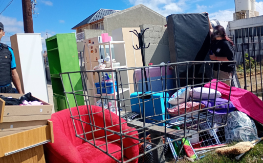 Dejaron a una anciana de 80 años con todas sus pertenencias en la calle