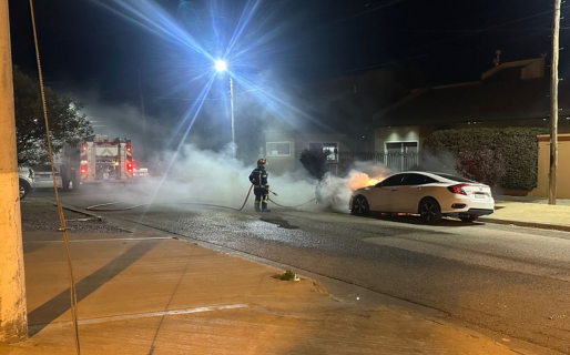 Investigan un ataque incendiario contra un auto: se encontraron restos de botella con líquido inflamable