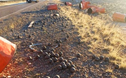 <strong>Accidente en Ruta 3: Camión minero volcó su carga tras un roce</strong>