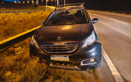 Chocó contra un guardarraíl en Rada Tilly y dejó el auto abandonado