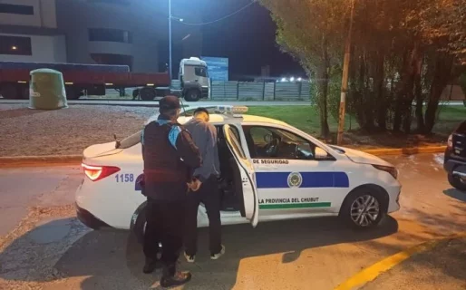 Generó disturbios en un edificio, insultó a policías y los desafió a pelear
