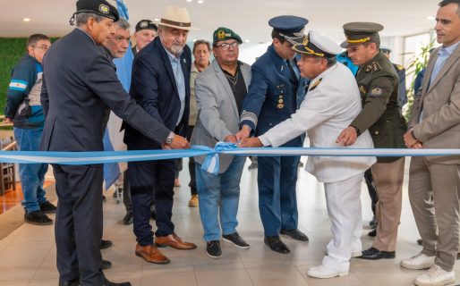 Othar acompañó la inauguración de la Muestra estática de Malvinas