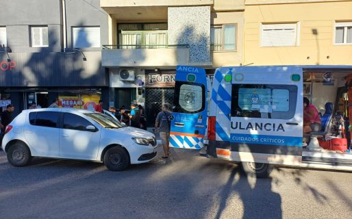 Dio marcha atrás para estacionar y atropelló a una mujer junto a sus dos hijas