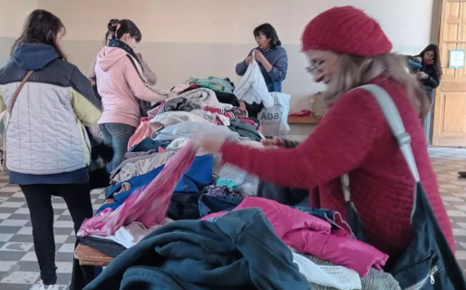 Cáritas organiza una feria de ropa: lo recaudado será usado para la compra de alimentos