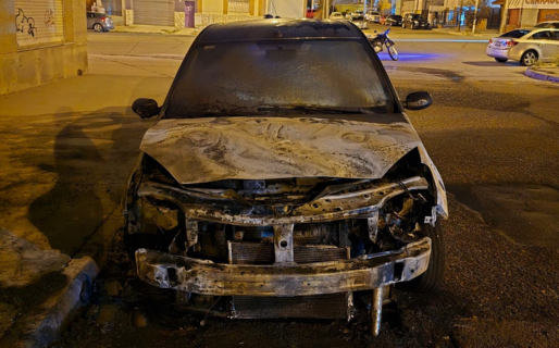 Presunto incendio intencional: un auto terminó destruido por el fuego
