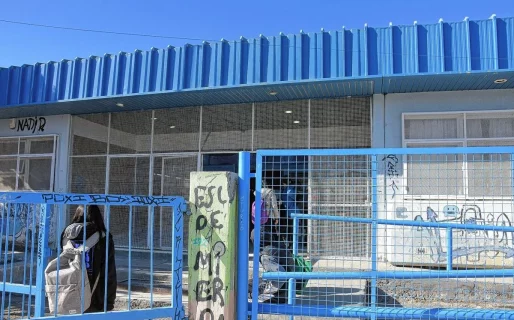Una madre llegó a la Escuela para reclamar las notas de su hija y terminó agrediendo a docentes y a un menor