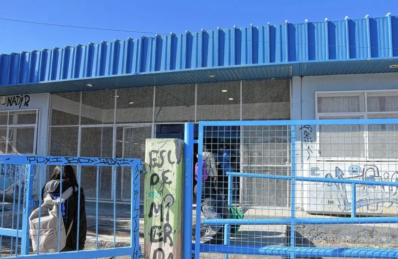 Una madre llegó a la Escuela para reclamar las notas de su hija y terminó agrediendo a docentes y a un menor