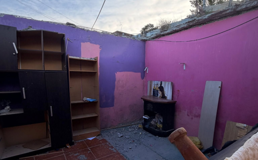 Se le cayó la loza por el viento y su habitación quedó a la intemperie