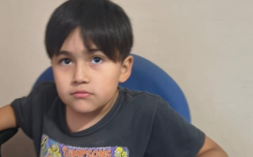 Efectivos policiales resguardan a un niño de 6 años y buscan a su familia