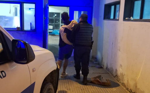 Entró a robar por la noche, pero fue sorprendido y atrapado por las dueñas