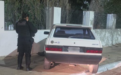 La Policía busca a un conductor que huyó tras chocar un auto estacionado en la calle Belgrano