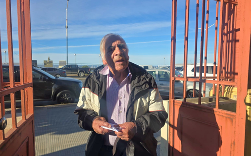 Es jubilado, duerme en una iglesia y apela a la solidaridad para poder comer y tener un techo