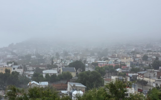 La cortina gris que envuelve Comodoro: así amaneció la ciudad bajo la niebla