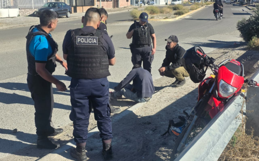 Un hombre cayó al asfalto tras perder el control de su moto
