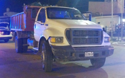 Un conductor ebrio chocó tres vehículos estacionados y se dio a la fuga